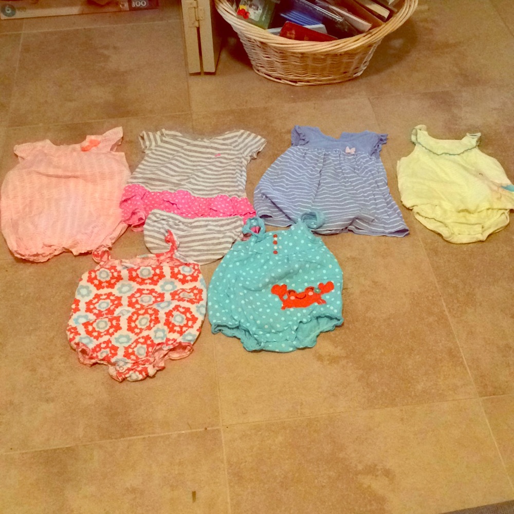 Caters lot 24 months , 2 dresses and 3 onesies